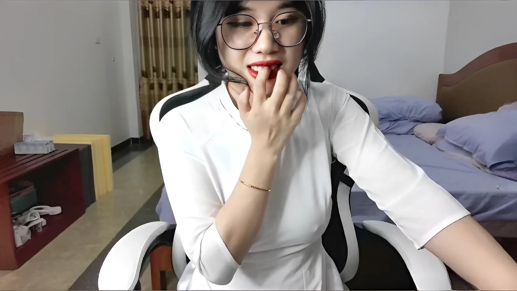 好色的女孩在奥黛安娜熊自慰