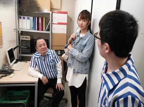 The horny manager invited the beautiful employee to fuck her during work hours
